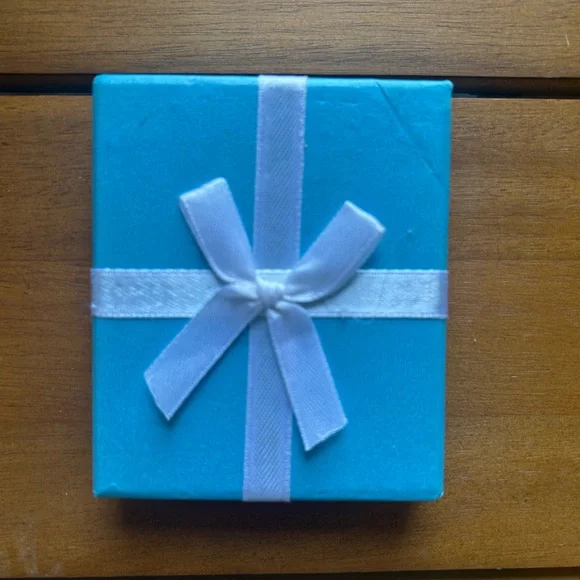 “Kelly” Silver-plated Name Necklace - Picture 2 of 3